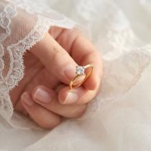 Годежен златен пръстен с циркон Годежен златен пръстен с циркон