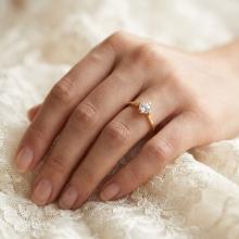 Годежен златен пръстен с циркон Годежен златен пръстен с циркон