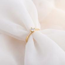 Годежен златен пръстен с циркон Годежен златен пръстен с циркон