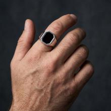 Мъжки сребърен пръстен Черен монолит с обсидиан Мъжки сребърен пръстен Черен монолит с обсидиан