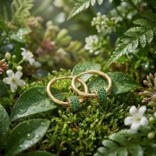 Златни обеци халки със зелени циркони Златни обеци халки със зелени циркони