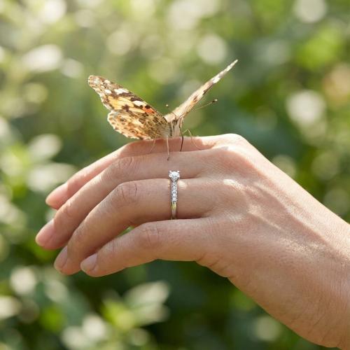 Диамантен годежен пръстен