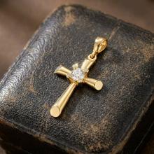 Златно кръстче с циркони Златно кръстче с циркони