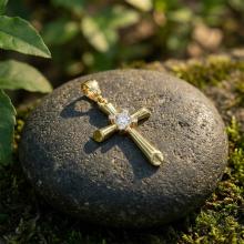 Златно кръстче с циркони Златно кръстче с циркони