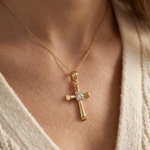 Златно кръстче с циркони Златно кръстче с циркони