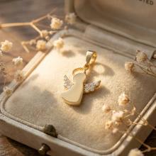 Златно ангелче с циркони Златно ангелче с циркони