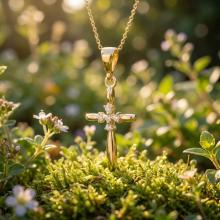 Златно кръстче с циркони Златно кръстче с циркони