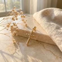 Златно кръстче с циркони Златно кръстче с циркони