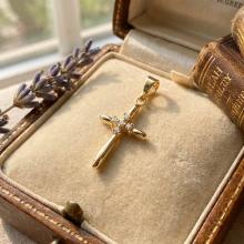 Златно кръстче с циркони Златно кръстче с циркони