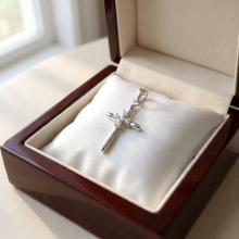 Златно кръстче с циркони Златно кръстче с циркони