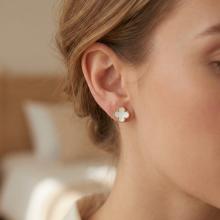 Златни обеци Детелинки с опал-11мм