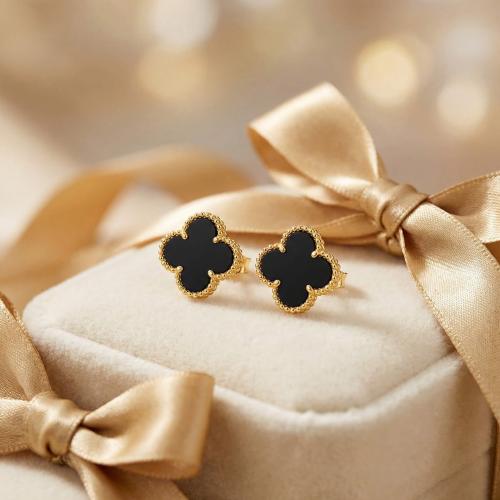 Златни обеци Детелинки с черен оникс 7мм