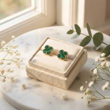 Златни обеци Детелинки с малахит-7мм Златни обеци Детелинки с малахит-7мм