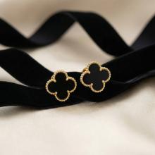 Златни обеци Детелинки с черен оникс-10мм Златни обеци Детелинки с черен оникс-10мм