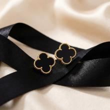 Златни обеци Детелинки с черен оникс-10мм Златни обеци Детелинки с черен оникс-10мм