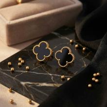 Златни обеци Детелинки с черен оникс-10мм Златни обеци Детелинки с черен оникс-10мм