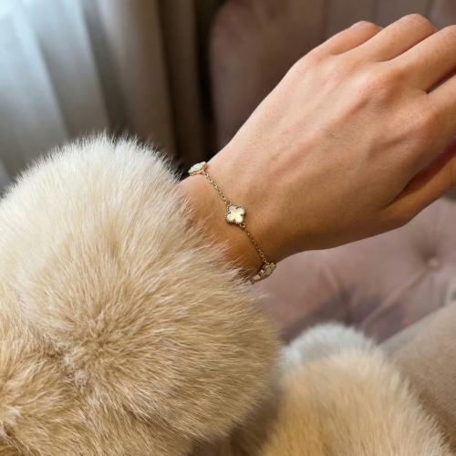 Златна гривна White Versay