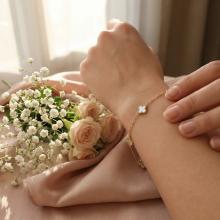 Златна гривна White Versay