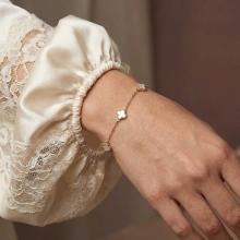 Златна гривна White Versay