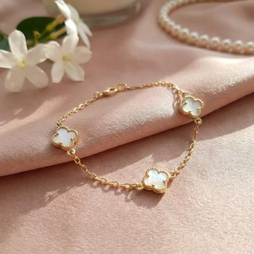 Златна гривна White Versay