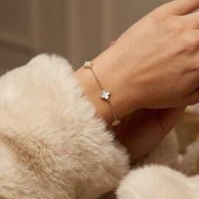 Златна гривна White Versay