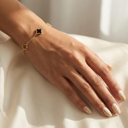 Златна гривна Детелини с оникс