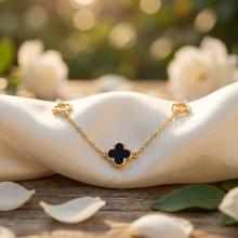 Златна гривна Детелини с оникс