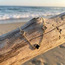 Златна гривна Детелини с оникс