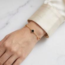 Златна гривна Детелини с оникс