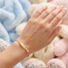 Златна детска гривна с плочка