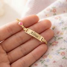 Златна детска гривна с плочка