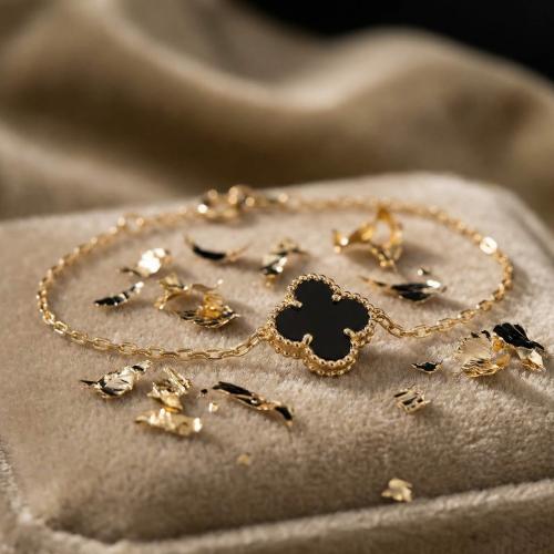 Златна гривна с черна детелинка-9мм