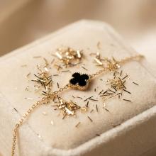 Златна гривна с черна детелинка-9мм