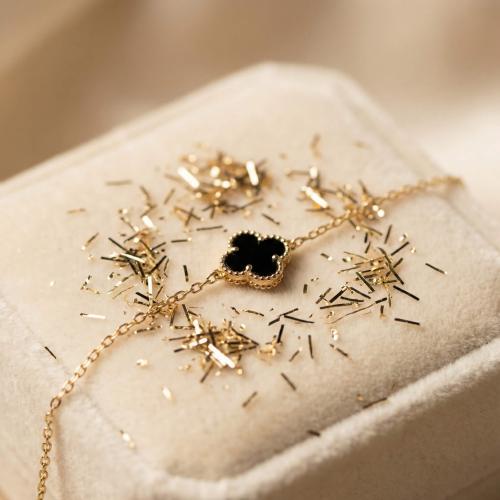 Златна гривна с черна детелинка-9мм