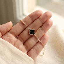 Златна гривна с черна детелинка-9мм