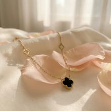 Златно колие Детелини с оникс