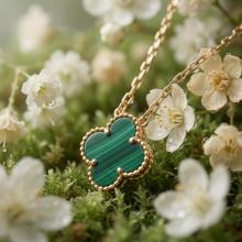 Златно колие Детелинка с малахит 9 мм Златно колие Детелинка с малахит 9 мм