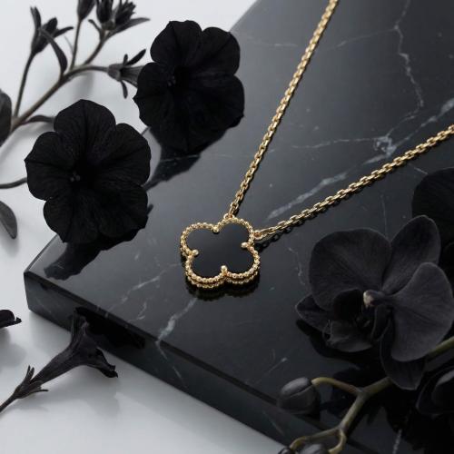 Златно колие Детелинка с оникс-11мм