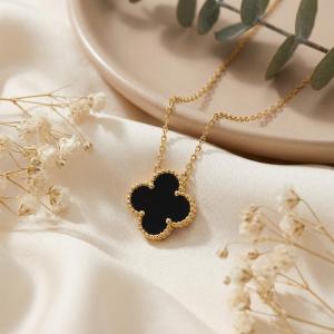 Златно колие Детелинка с оникс-11мм