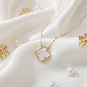 Златно колие Детелинка с бял седеф-11мм