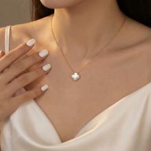 Златно колие Детелинка с бял седеф-11мм