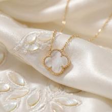 Златно колие Детелинка с бял седеф-11мм