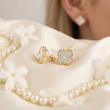 Златни обеци Детелинки с нежен седеф-11мм