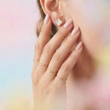 Златни обеци Детелинки с нежен седеф-11мм