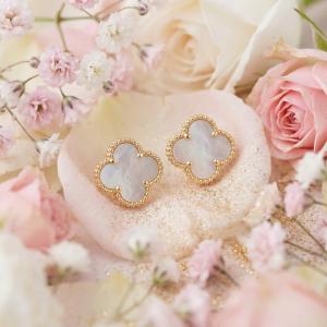 Златни обеци Детелинки с нежен седеф-11мм