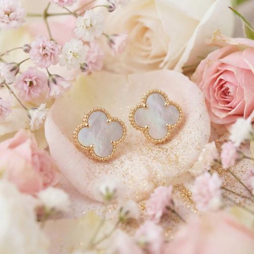 Златни обеци Детелинки с нежен седеф-11мм