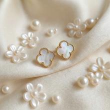 Златни обеци Детелинки с нежен седеф-11мм