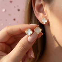 Златни обеци Детелинки с нежен седеф-11мм