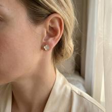 Златни обеци Детелинки с нежен седеф-11мм