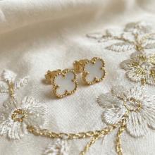 Златни обеци Детелинки с нежен седеф-11мм